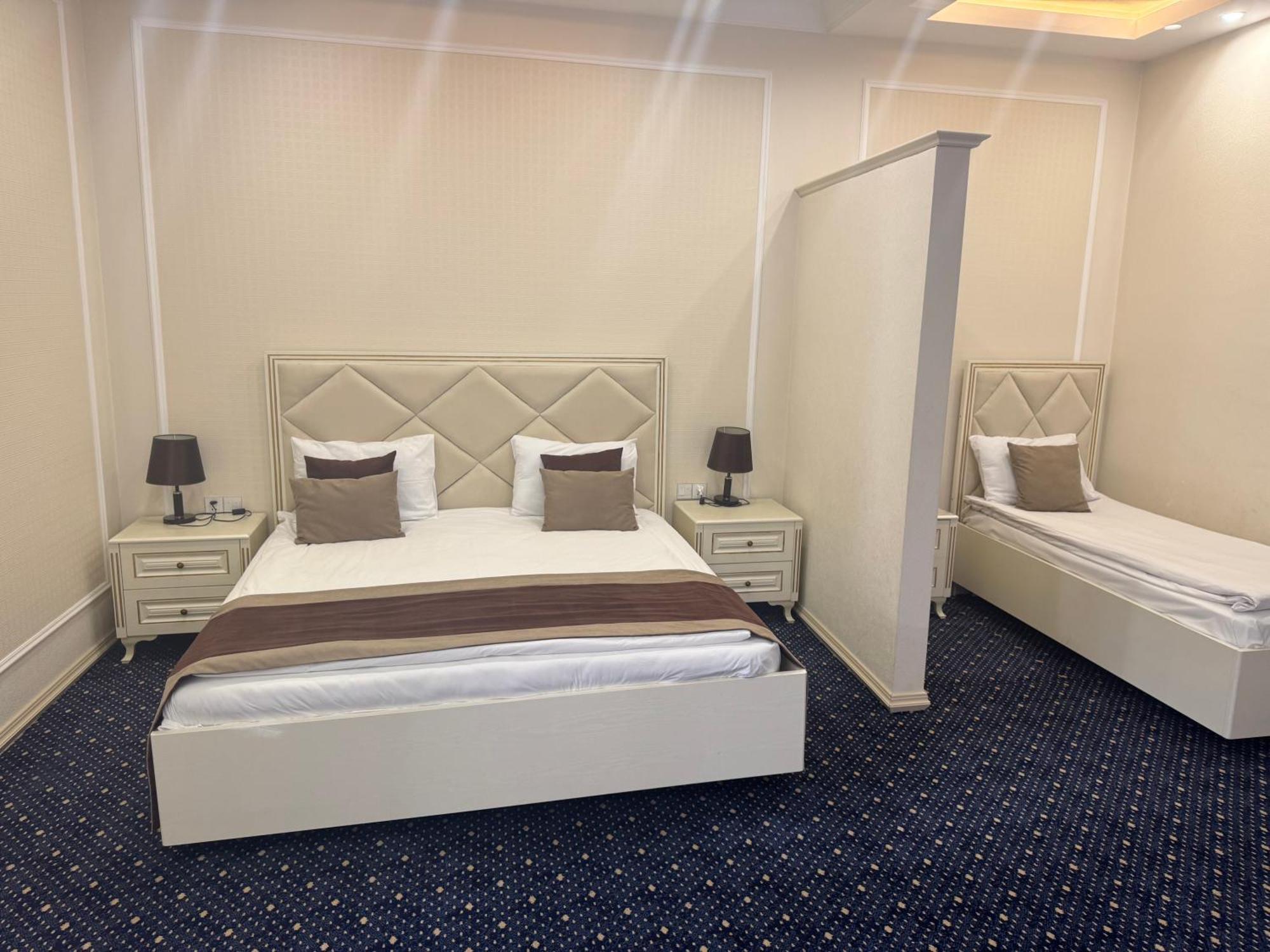 East Legend Hotel Baky Esterno foto